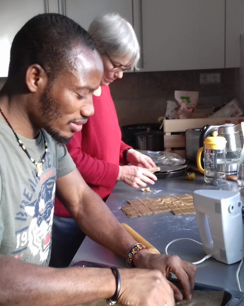 Yacouba-beim-Plätzchen-backen.jpeg